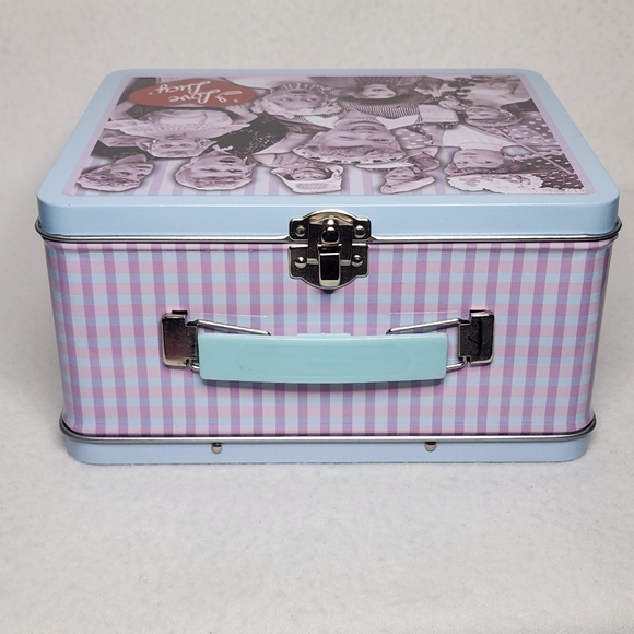 I Love Lucy Metal Lunchbox Showcasing Iconic "I Love Lucy" Imagery For 14-years+ - Picture 4 of 10
